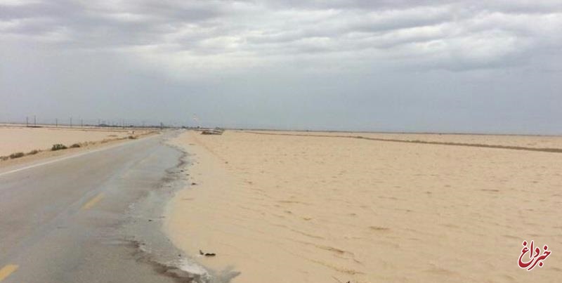 سیلاب جاده ساحلی گناوه به بوشهر را بست