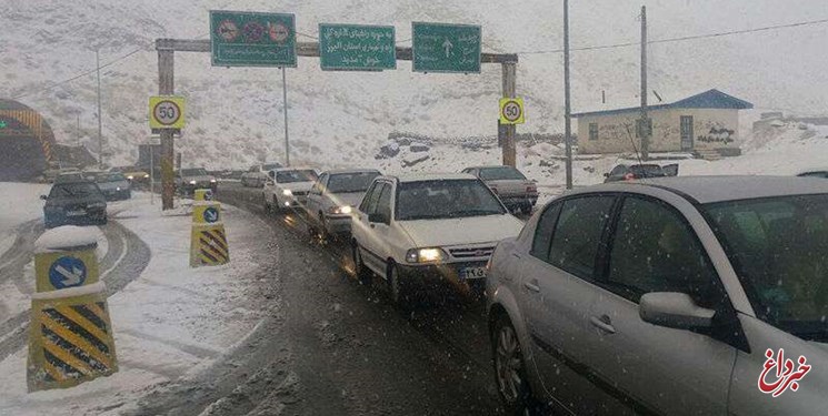 ترافیک نیمه‌سنگین در جاده چالوس / پلیس: به همراه داشتن زنجیرچرخ الزامی است