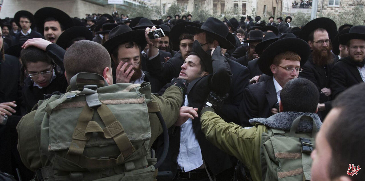 بازداشت یک یهودی ارتدوکس در تل آویو به دلیل فرار از خدمت سربازی. معترضان علیه پلیس اسرائیل تظاهرات کردند / خواسته یهودیان حریری: کسانی که به تحصیل تورات مشغول اند؛ نباید به سربازی اعزام شوند