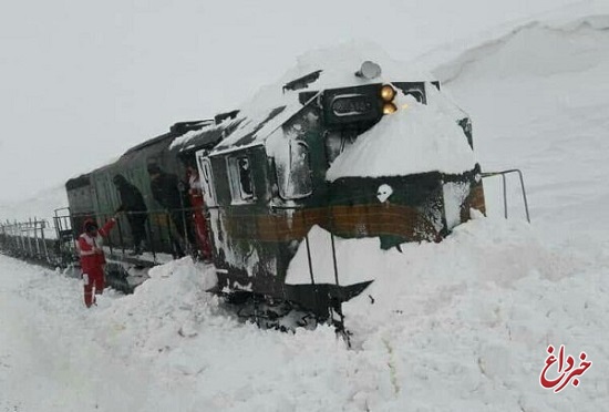 برخورد قطار با تلی از برف در بستان آباد