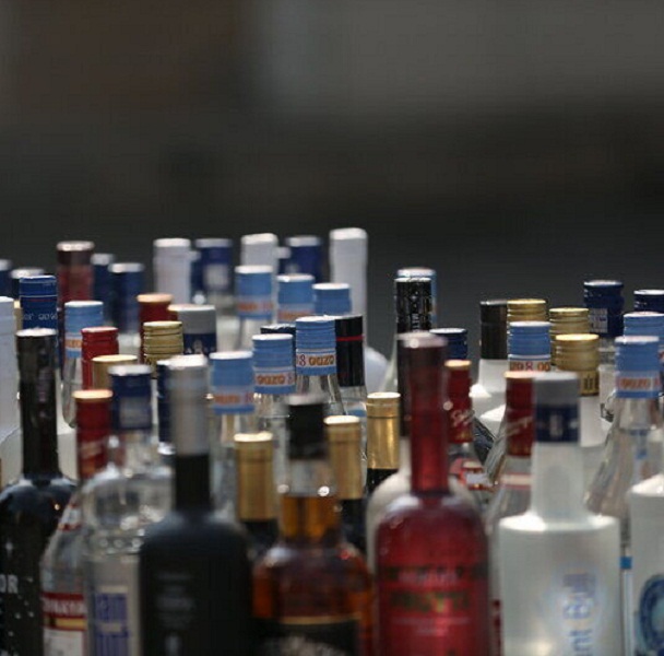 مرگ ۱۲ نفر بر اثر مصرف الکل در مازندران در ۲ روز اخیر / پزشکی قانون: حتی مشروبات الکلی پلمپ شده هم استاندارد نیستند؛ اغلب در کارگاه‌های زیرزمینی تهیه می‌شوند