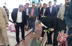 ادای احترام دکتر مونسان به مقام شامخ شهیدان در یاسوج