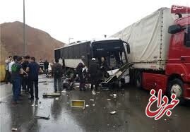 تصادف اتوبوس با تریلی در اتوبان قزوین / ۳۰ نفر مصدوم شدند / اعزام ۲۳ نفر به بیمارستان