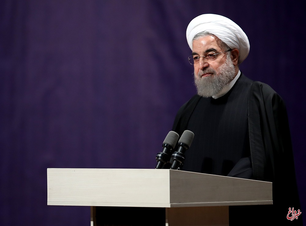 هیچ حکومتی اگر یک ذره خرد و تدبیر داشته باشد بالاترین مقام یک کشور را تحریم نمی‌کند / خوشمزه است؛ ما آنها را راه نمی دهیم، آنها می گویند شما به آمریکا نیایید / می گویند می خواهیم اموال رهبری را تصرف کنیم؛ اموال رهبری یک حسینیه است و یک خانه ساده؛ رهبران ما مانند رهبران دیگر کشورها نیستند که در حساب های خارجی میلیاردها پول داشته باشند که شما بخواهید آن را مسدود کنید