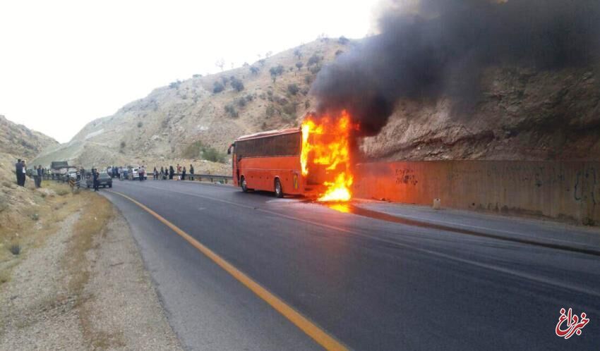سانحه برای اتوبوس حامل ۴۰ دانشجوی دختر در تفت / موتور اتوبوس آتش گرفت / ٨ نفر به درمانگاه منتقل شدند