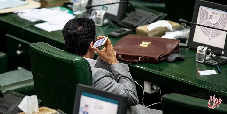 ممنوعیت استفاده از موبایل در مجلس به صحن می‌آید/ واگذاری اختیار توبیخ نمایندگان به هیأت نظارت