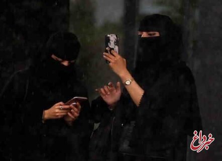 درخواست یک فعال توئیتری از زنان عربستان برای سوزاندن برقع‌هایشان / دادستانی سعودی ورود کرد