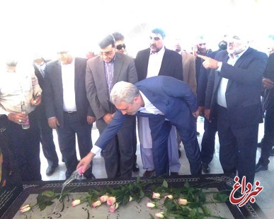 ادای احترام دکتر مونسان به مقام شامخ شهیدان