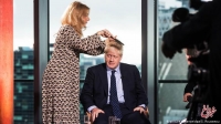 شانه زدن موهای نخست‌وزیر بریتانیا توسط آرایشگر زن+عکس
