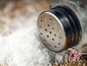 5 نشانه زیاده روی شما در مصرف نمک
