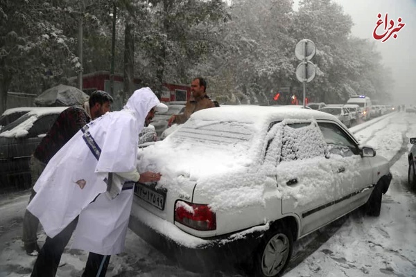 رئیس پلیس راهور تهران: بسیاری از مسیرها برف روبی نشده و شن و نمک نشده اند / خودروها امکان حرکت ندارند / توقف خودروها در بزرگراه‌های شهید آبشناسان و شهید ستاری