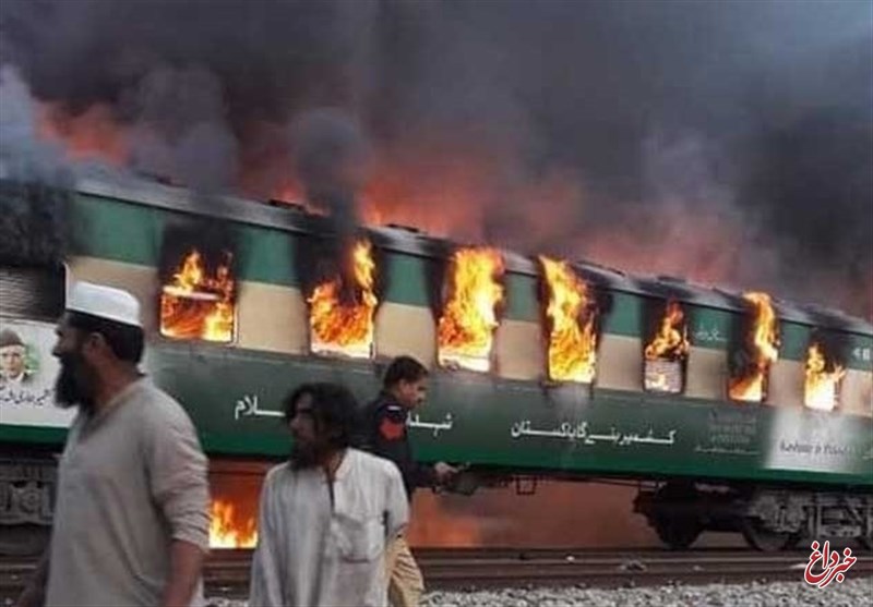 قطار پاکستانی آتش گرفت / ۶۲ مسافر جان باختند