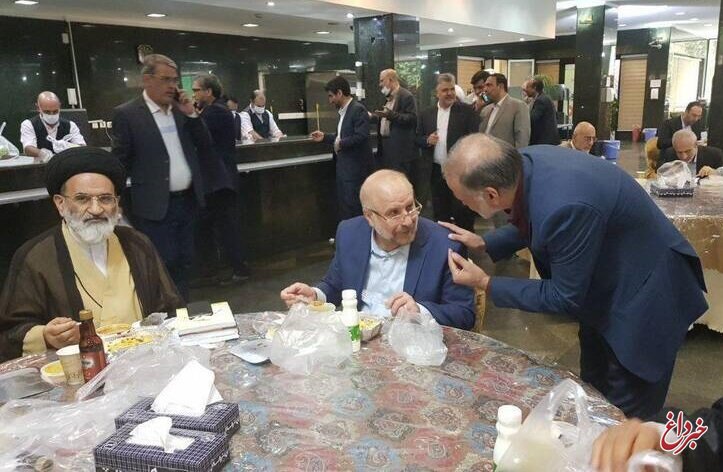 روزنامه جمهوری اسلامی: برخی نمایندگان کارهایی می‌کنند که با جایگاه نمایندگی تجانسی ندارد / یکی از اینها حضور قالیباف در سلف غذاخوری نمایندگان را نشانه تحول می‌داند