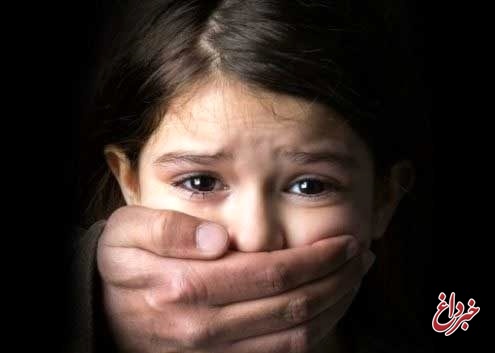فاجعه کودک آزاری در کاشان/ کودک توسط والدین به زنجیر کشیده شد!
