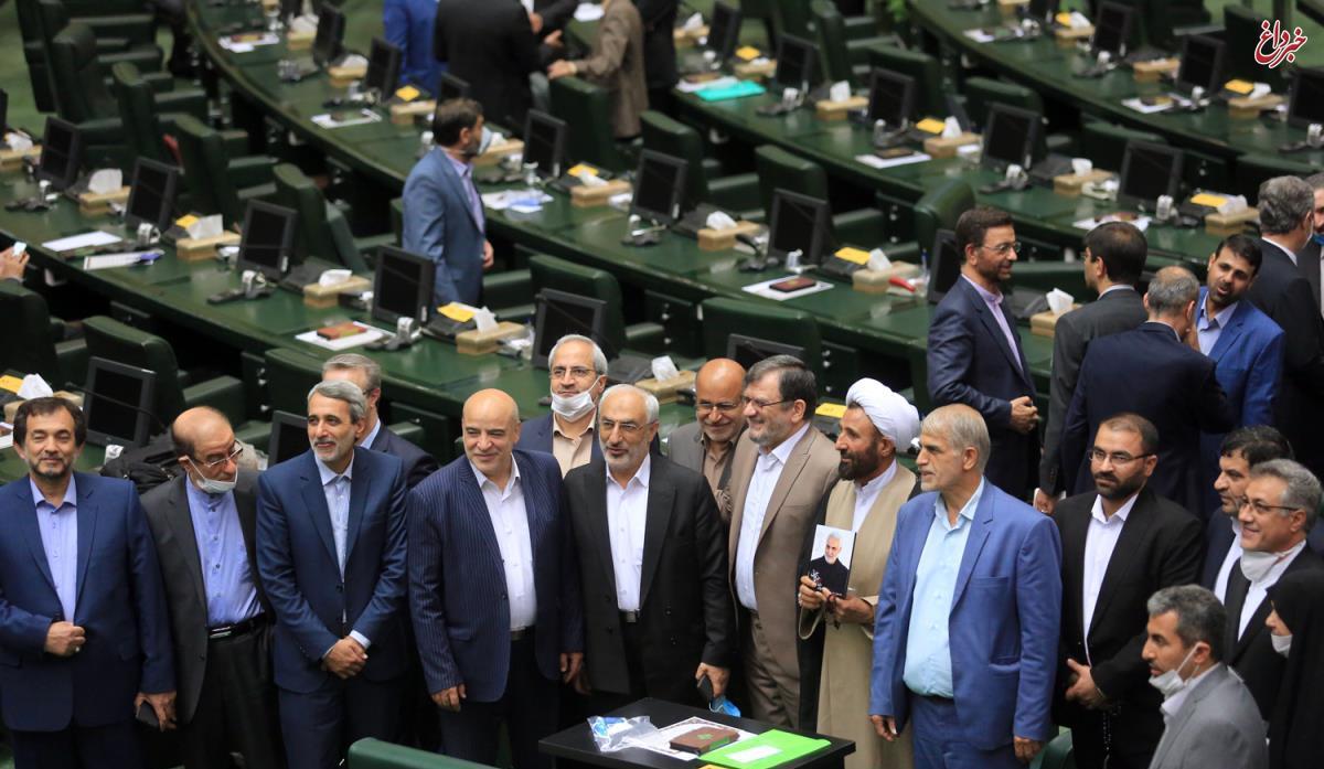 روزنامه جمهوری اسلامی: لابد نمایندگان مجلس از بیانات رهبر انقلاب دریافته‌اند که نباید با دولت کشتی بگیرند