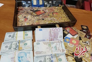 نمایش کیف پر از سکه و ارز کشف شده از مدیران سابق بانک مرکزی