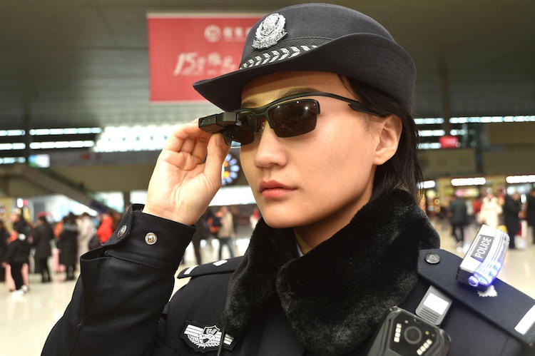 پژوهشگران چینی: عینک مانع از انتقال کرونا می‌شود / دلیل آن، تماس کمتر دست‌ها با چشم‌ها هنگام عینک زدن است