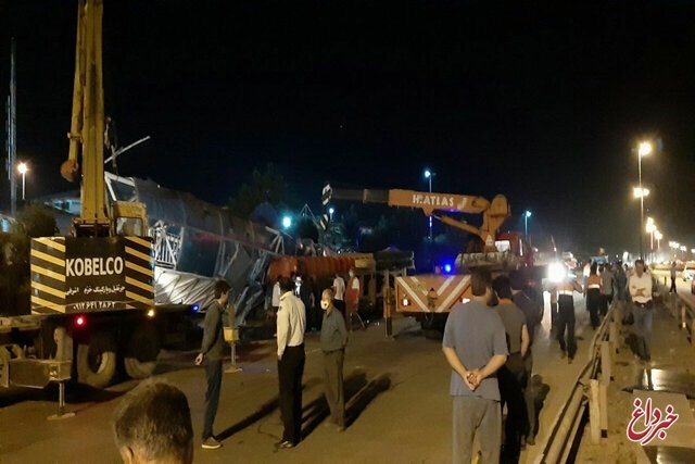 برخورد کامیون و سقوط پل هوایی روی دو خودرو در کیلومتر ۷۵ اتوبان زنجان - تهران / یک فوتی و ۶ مصدوم