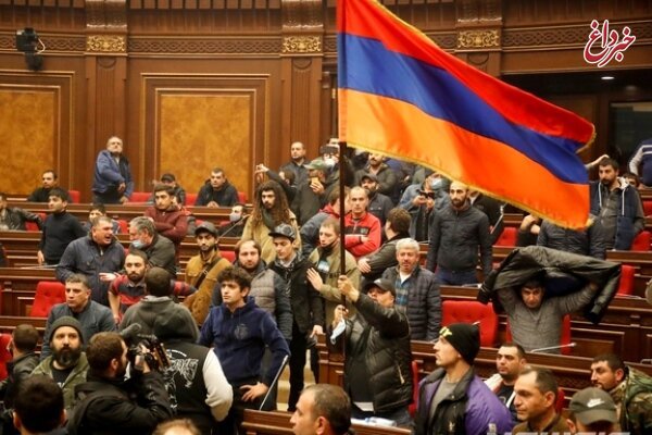 پارلمان ارمنستان به دست معترضان افتاد / شیشه‌های اقامتگاه نخست‌وزیر خرد شد