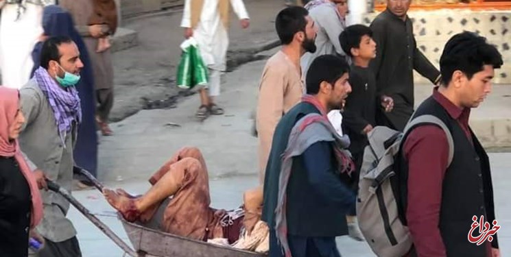 وقوع دو انفجار در نزدیکی فرودگاه کابل / رویترز: انفجار به دست یک عامل انتحاری روی داده / ۴۰ نفر کشته و ۱۱۰ تن زخمی / افزایش شمار نظامیان کشته‌شده آمریکایی به ۱۲ نفر / پولیتیکو: توسط یک عامل داعش انجام شده / دیدار بنت با بایدن به فردا موکول شد