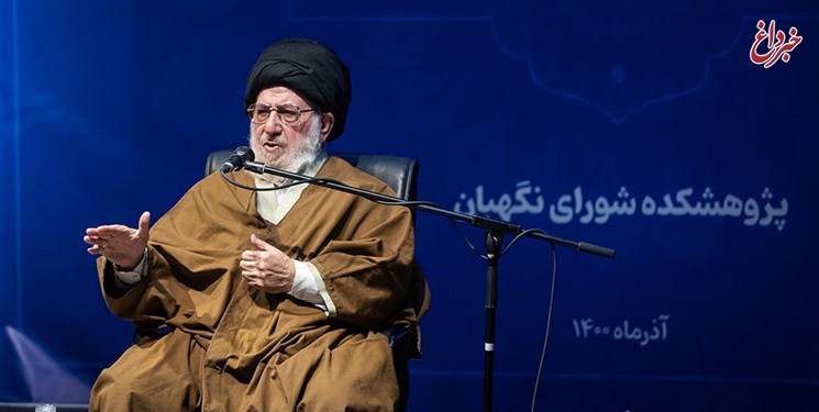 از جمله کارهای مدبرانه امام خمینی، دخالت دادن روحانیون و حوزویان در تدوین قانون اساسی بود