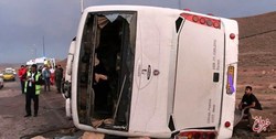 واژگونی اتوبوس در محور بویین زهرا/ ۱۸ نفر مصدوم شدند