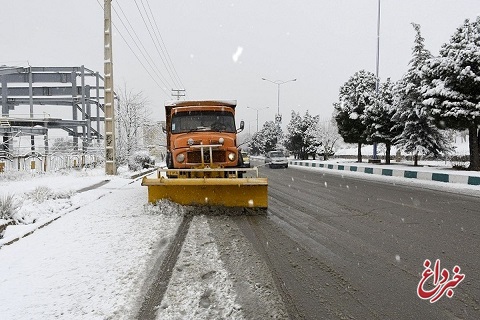 تأخیر در برف‌روبی خیابان‌های شمال تهران / بارش برف از نیمه‌های شب آغاز شد، اما ماشین‌های برف‌روب و شن‌پاش از ساعت ۸ صبح شروع به کار کردند / مردم با کیسه‌های شن راه خودرو‌ها را باز می‌کردند