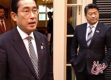 عذرخواهی دستیار نخست وزیر ژاپن به‌دلیل دست در جیب‌ ایستادن؛ مادرش او را مواخذه کرد