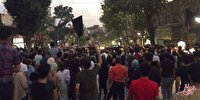 همشهری: شعارهای تند مردم در چند شهر کردستان/ چند زخمی در دیواندره / لیدرهای اعتراضات بازداشت شدند / گزارشی از تجمعات در مشهد،‌ رشت، اصفهان و کرج