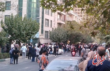تجمع اعتراضی در تهران / همچون شب گذشته شعارها تند است / پلیس با استفاده از گاز اشک آور جمعیت را متفرق کرده