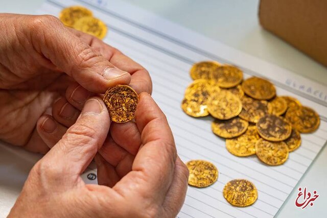 کشف گنجینه‌ای از سکه‌های طلا در دیوار