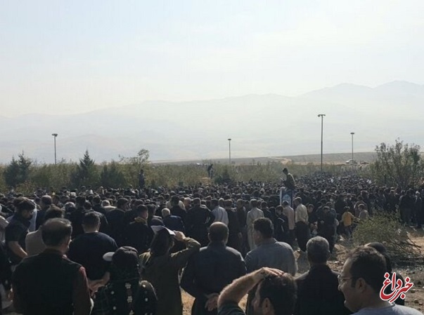 جمعیت حاضر در آرامستان سقز در روز چهلم مهسا امینی ۲ هزار نفر است / اجتماع‌کنندگان شعار «آزادی، آزادی، آزادی» سر می‌دهند