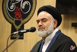 انتخاب سه نفر برای جانشینی رهبری صحت دارد؟ /امام جمعه اصفهان: صحبت های من را تحریف کردند