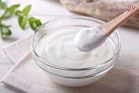 ۵ خاصیت بی‌نظیر خوردن ماست قبل از خواب