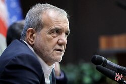 پزشکیان: پسران و دختران ما می‌توانند عروسک‌هایی باشند که جسمشان را نمایش دهند یا علمشان را عرضه می‌کنند/ فرزندانی تربیت کردیم که فکرشان به مهاجرت است