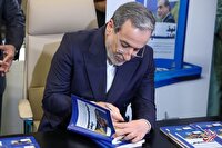 عراقچی نسخه عربی قدرت مذاکره را به بدر البوسعیدی اهدا کرد/عکس