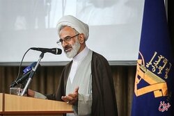 نماینده ولی‌فقیه در سپاه: دشمن در حال تغییر ذائقه فرهنگی، هویت‌زدایی از انقلاب و استحاله درونی است/ مقاومت هزینه‌ دارد، اما هزینه ذلت بسیار بالاتر است