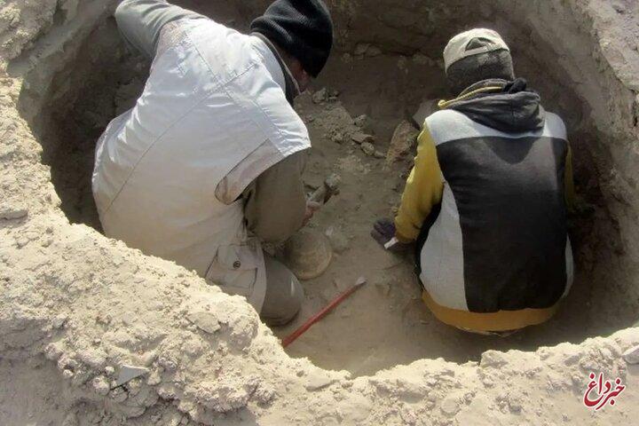 دستبند پلیس بر دستان عامل حفاری و کشف عتیقه جات در بستک