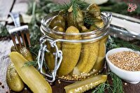 آیا لایه سفید روی آب خیارشورهای فله خطرناک است؟/ احتمال افزودن «کات کبود» به خیارشورها