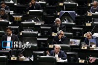 دفاع روزنامه شرق از نامه 180اقتصاددان به رئیس جمهور: آنها می خواهند به نمایندگان مجلس بگویند کی درد مردم را می فهمید؟